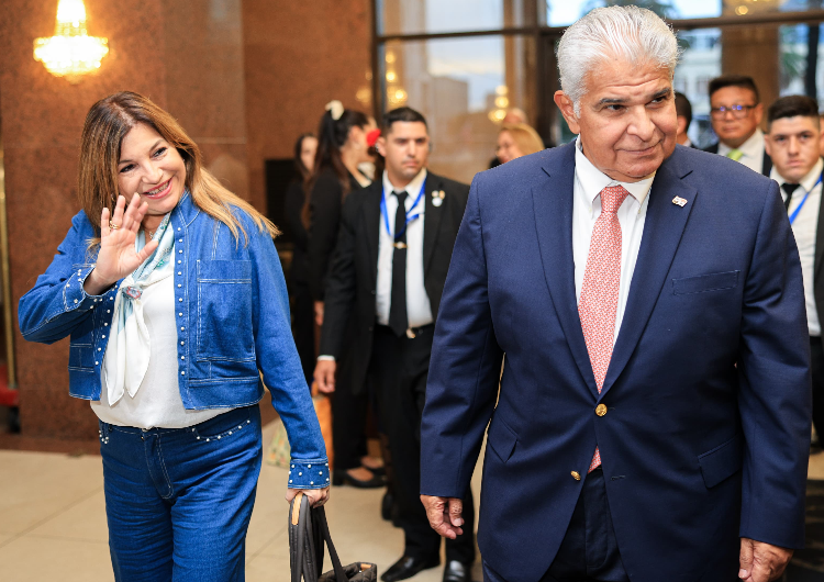 foto de portada de la publicación La Primera Dama participó en la toma de posesión en Uruguay