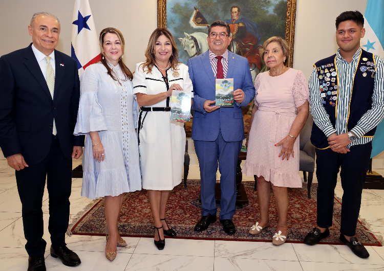 foto de portada de la publicación Lanzamiento del libro “Amanece Panamá”, escrito por el Embajador de Honduras