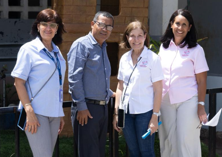 foto de portada de la publicación Entrega de zapatos escolares y útiles a estudiantes del C.E.B.G. Carlos Constantino Arosemena