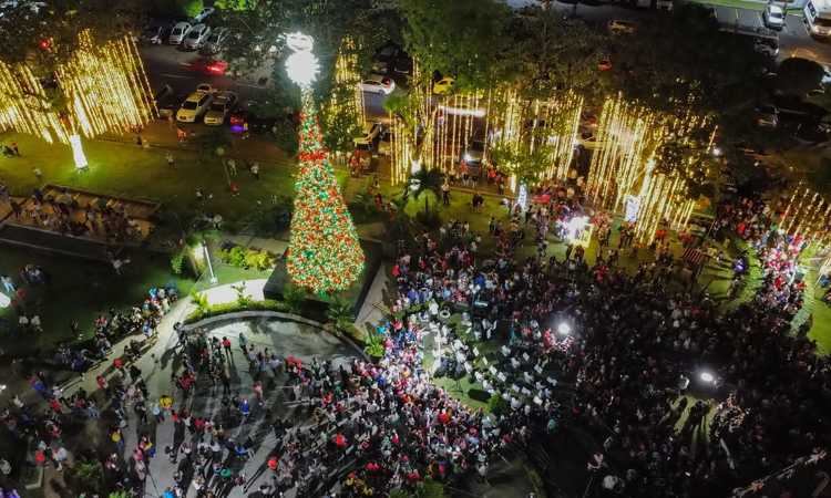 Encendido de luces en el Parque Omar marca el inicio de la época navideña