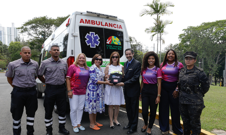 Primera Dama recibe Desfibrilador Externo Automático para ambulancia del Parque Omar